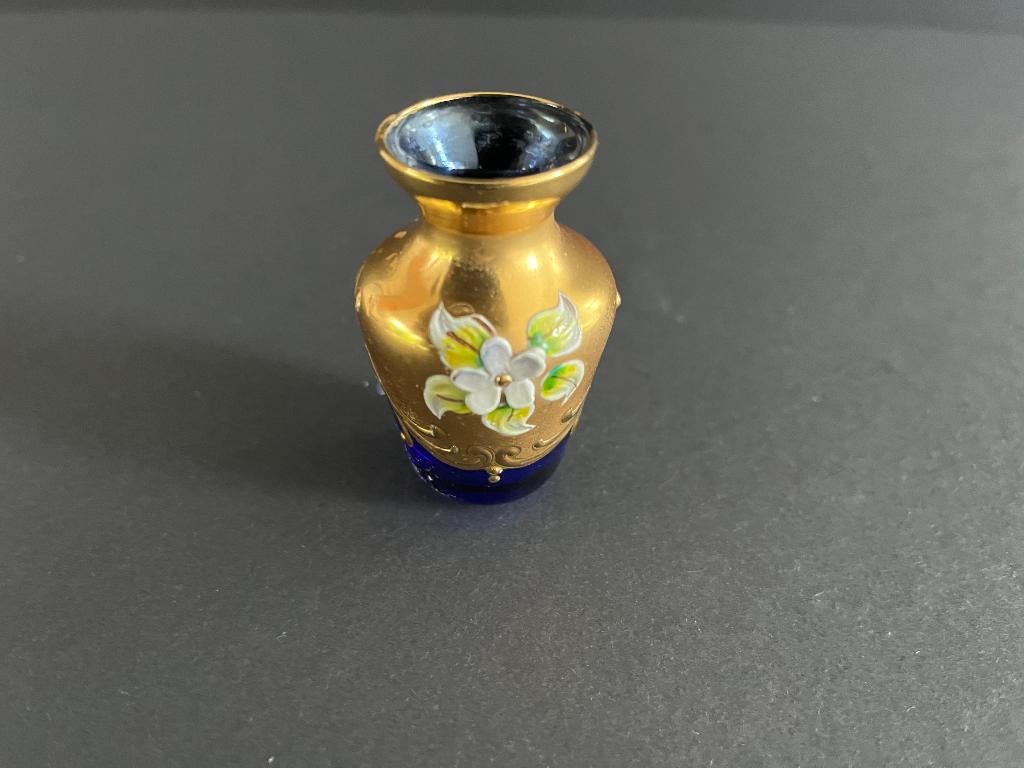 Klein blauw glazen vaasje met opgelegd bladgoud en bloemen, Ophalen of Verzenden