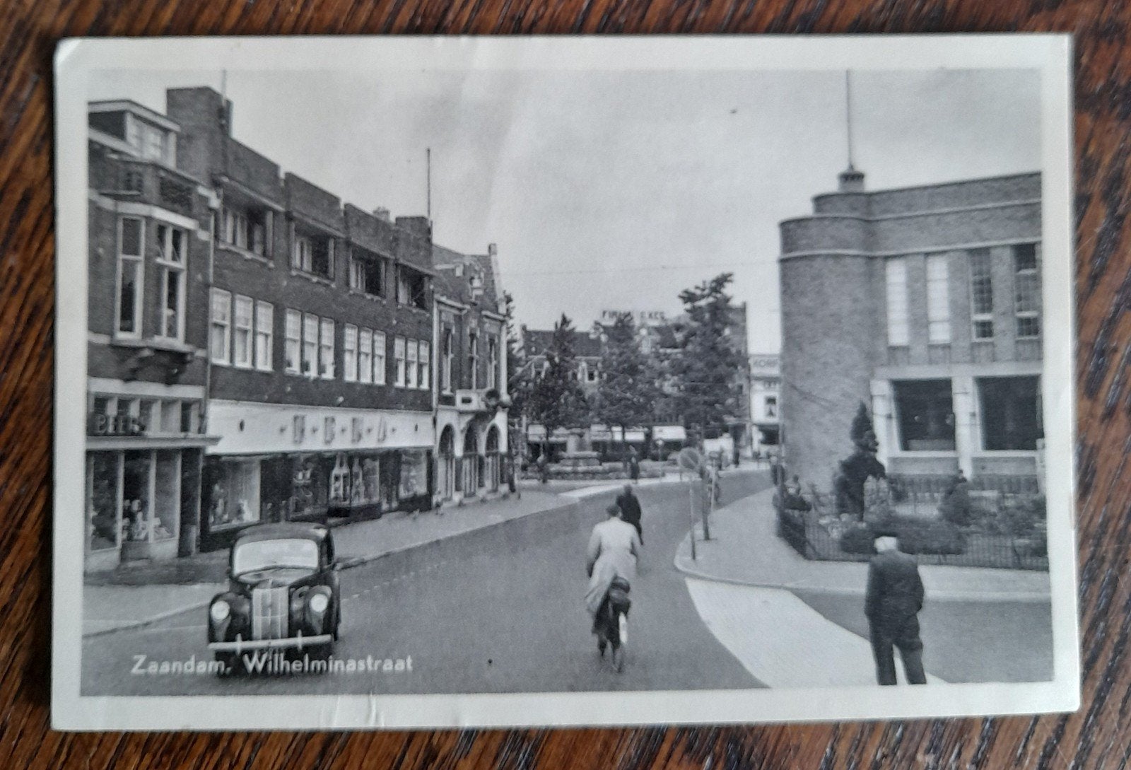 Oude ansichtkaart Zaandam, Wilhelminastraat (1958), Verzamelen, Ansichtkaarten | Nederland, Ophalen of Verzenden, 1940 tot 1960