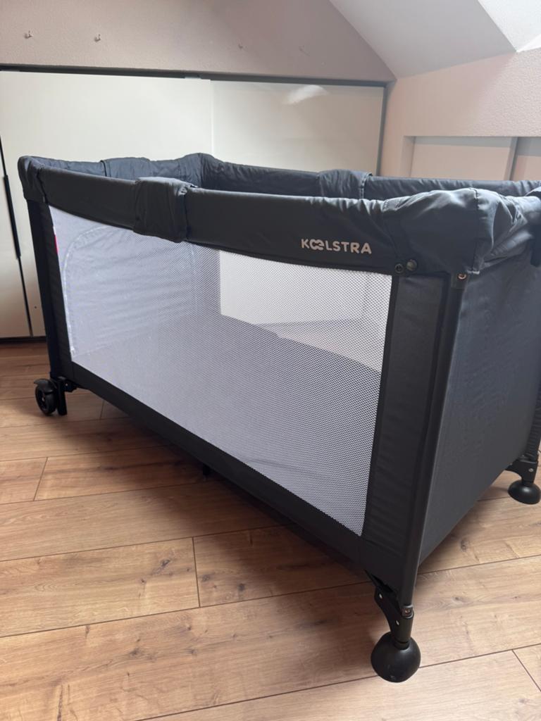 Koelstra Campingbedje donkergrijs met extra matrasje, Kinderen en Baby's, Babywiegjes en Ledikanten, Ophalen, Gebruikt, Reisbedje