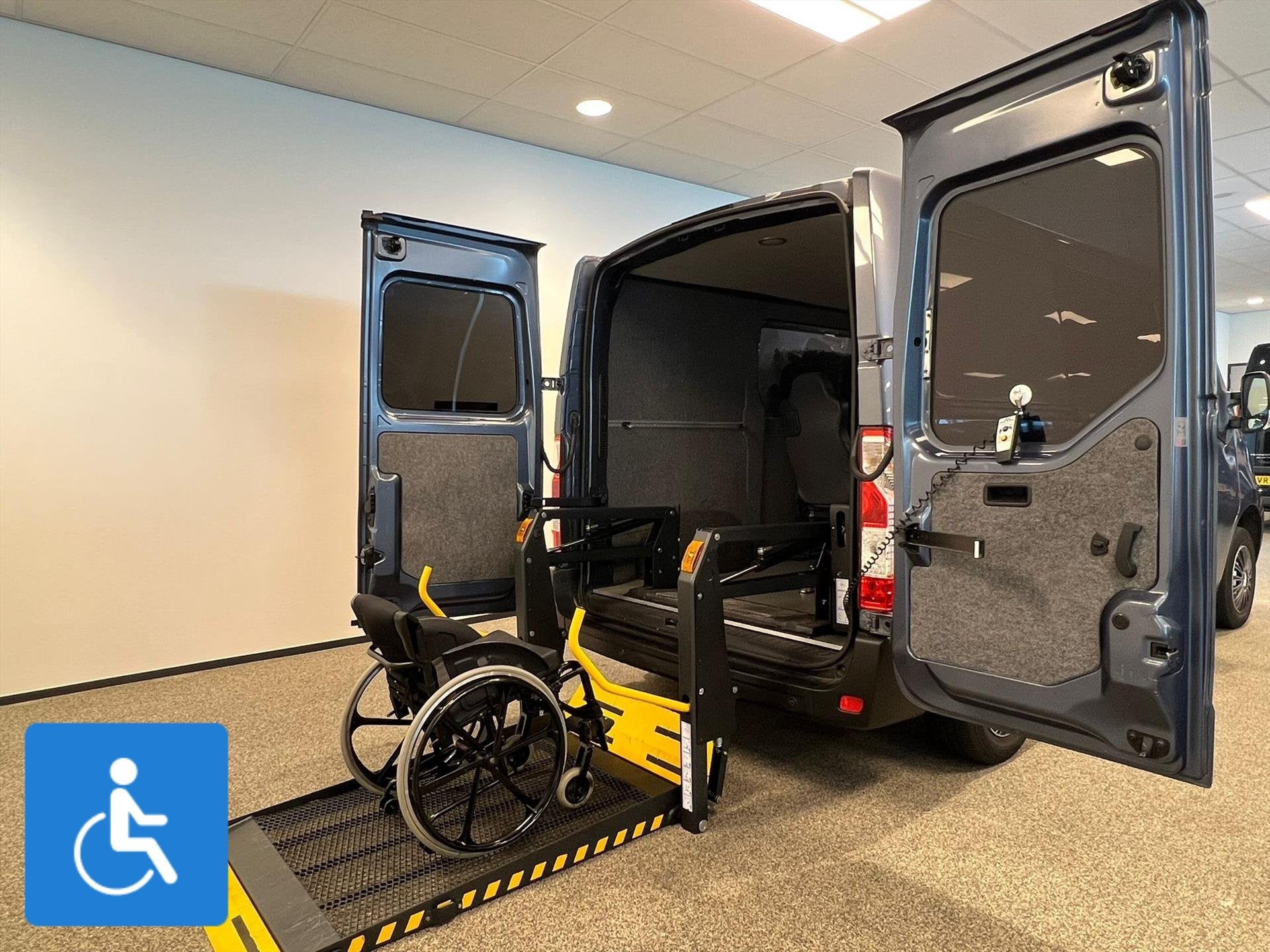 Renault Master L1H1 Rolstoelbus (airco), Auto's, Bestelauto's, 13 km/l, Gebruikt, Zwart, 4 cilinders