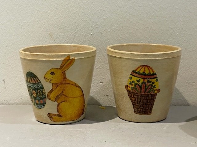 2 x kleine aardewerk potjes. Handbeschilderd Pasen. Haas kip, Ophalen, Rond, Zo goed als nieuw, Balkon
