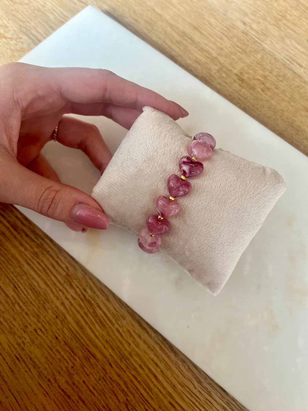 Leuke armband roze/paarse hartjes en goud  Nieuw!, Overige materialen, Nieuw, Ophalen of Verzenden, Met bedels of kralen