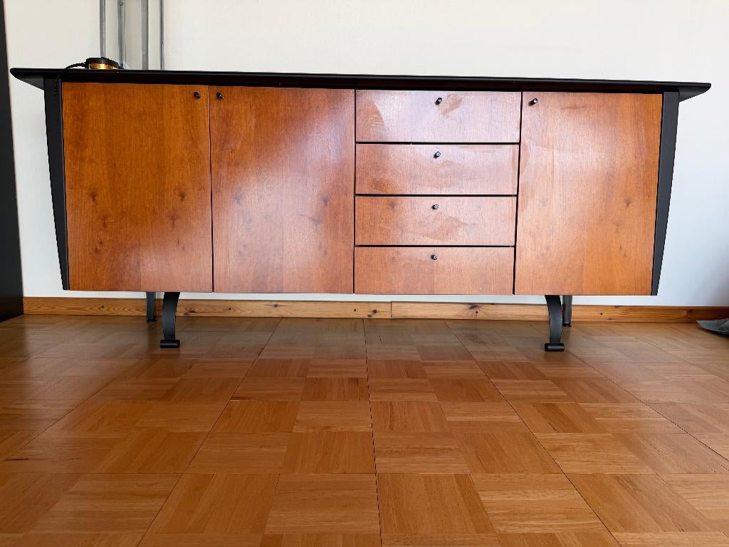 Mooie lage buffetkast / dressoir: Kersenhout met zwart blad, Met deur(en), 150 tot 200 cm, Ophalen of Verzenden, Zo goed als nieuw