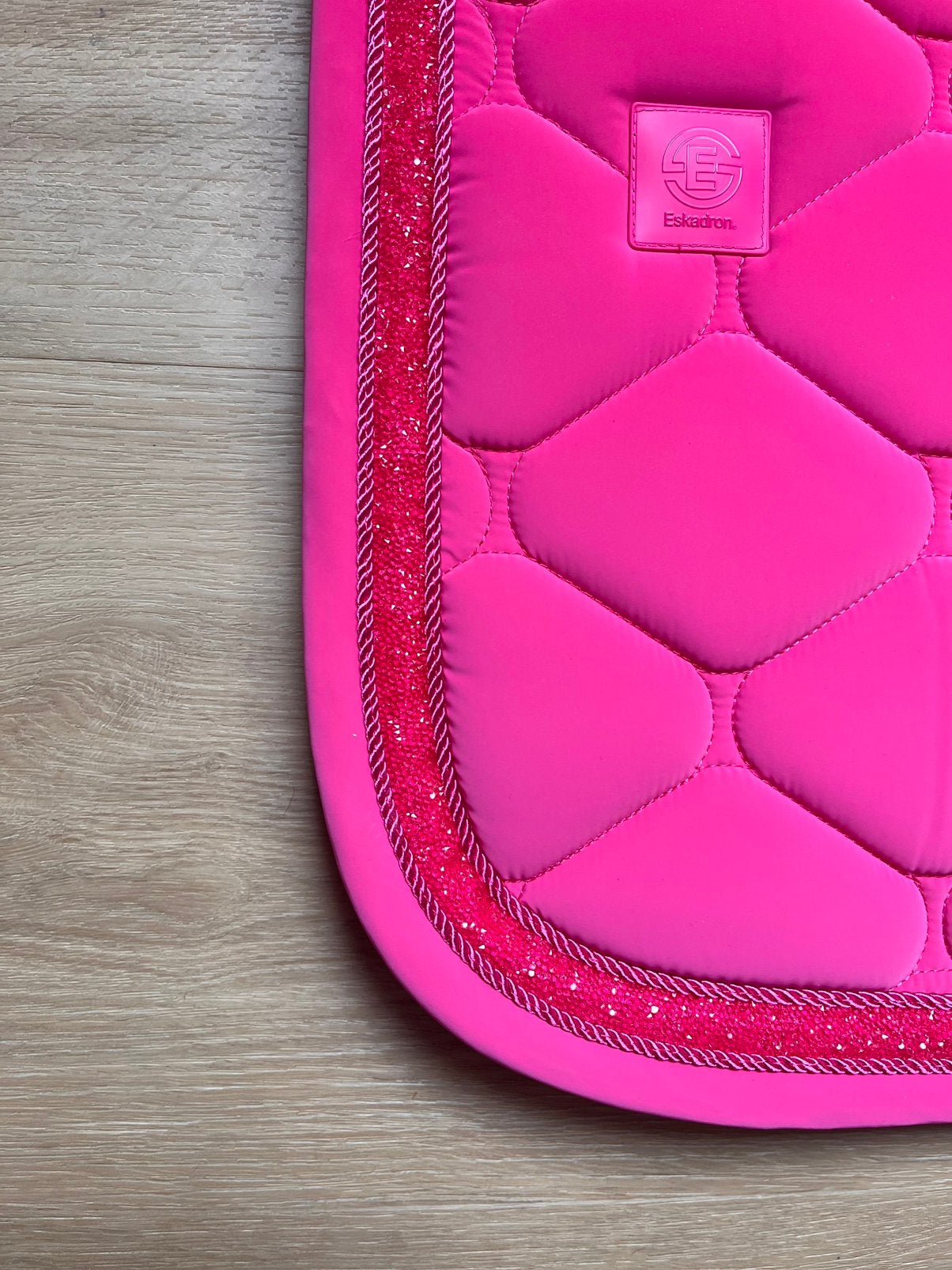 Nieuw! Eskadron dynamic fw26 zadeldek lipstick, Dieren en Toebehoren, Ophalen of Verzenden, Nieuw, Dressuurdekje