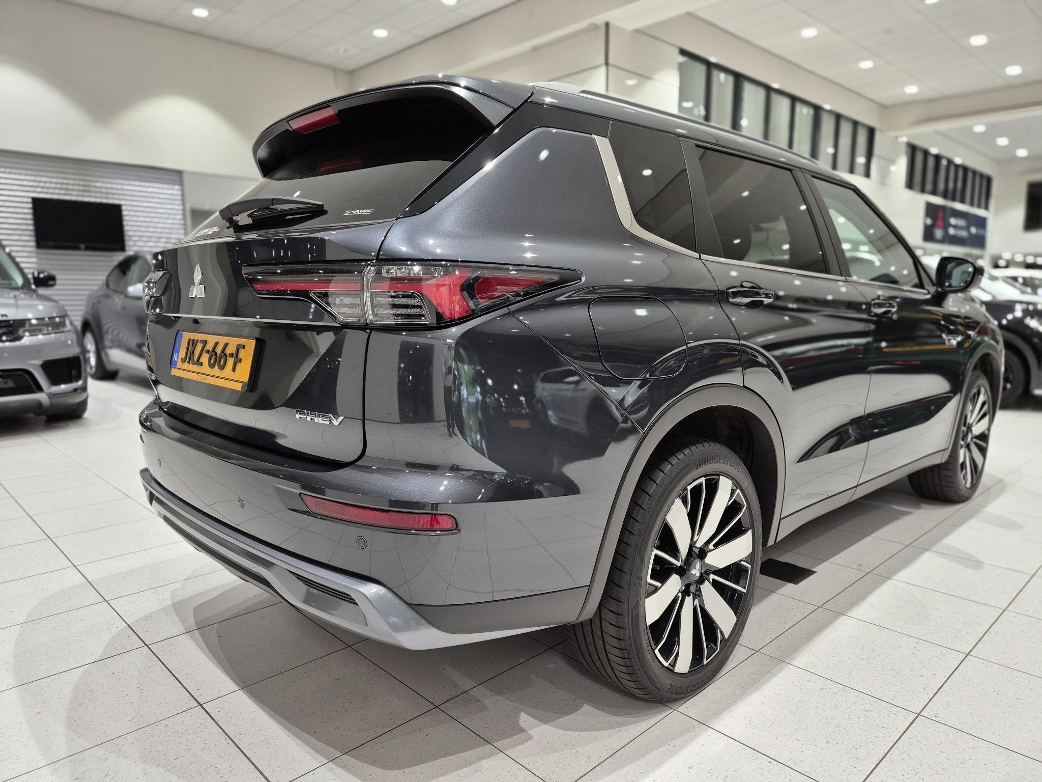 Mitsubishi Outlander 2.4 PHEV First Edition | Navigatie | St, Automaat, Euro 6, 4 cilinders, Bedrijf