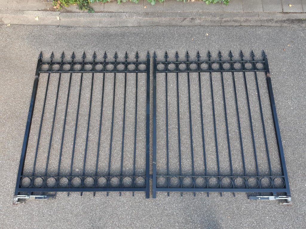Dubbele inrijpoort met ringen, sierhekwerk, opknapper, Ophalen, Gebruikt, 150 tot 200 cm, IJzer