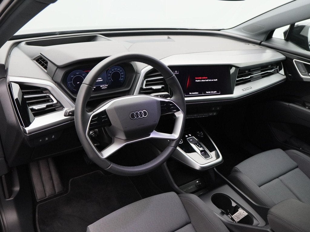 Audi Q4 e-tron 40 S Edition 63 kWh 204 Pk | Trekhaak | Stoel, Auto's, Audi, Automaat, Gebruikt, Zwart, Leder en Stof
