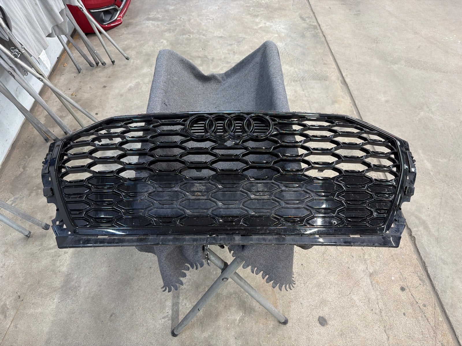 Audi Q5 Grill Hoogglans Zwart 2021 met kleine schade, Ophalen, Gebruikt, Voor, Audi