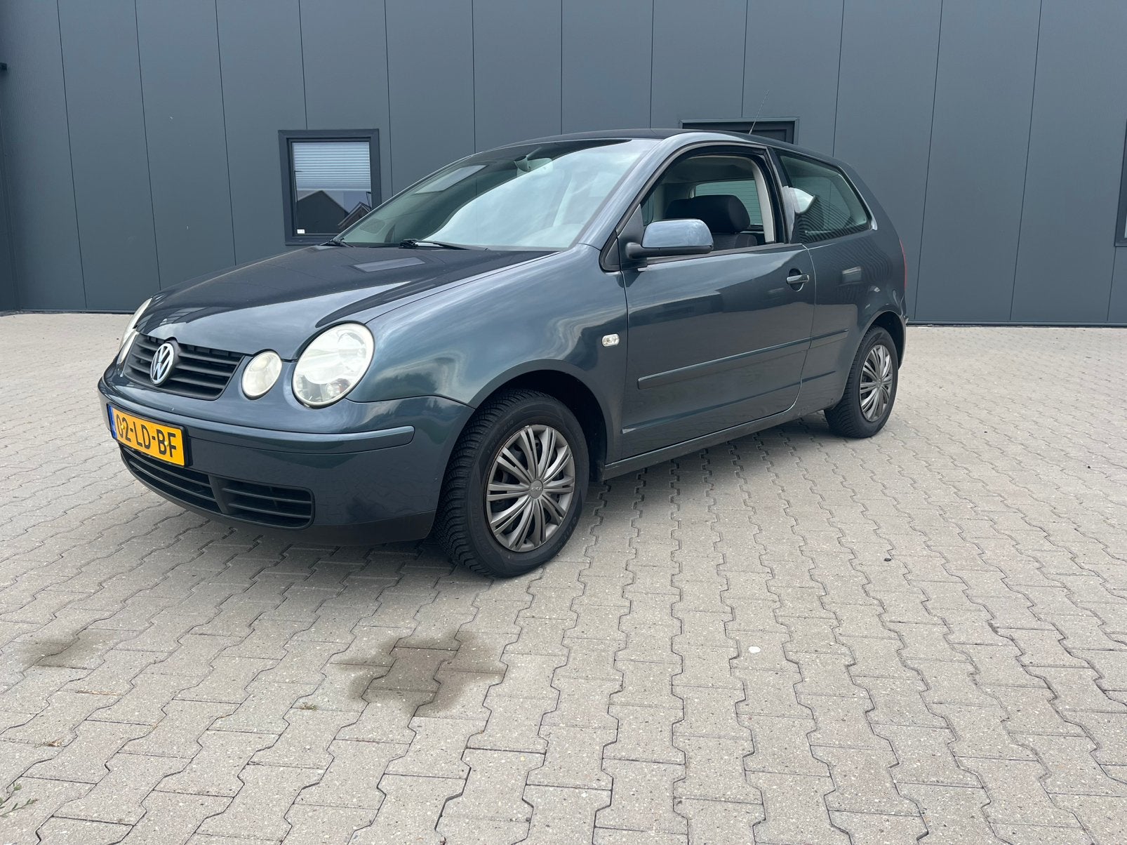 Volkswagen Polo 1.4 55KW AUT Highline 2003, Stof, Blauw, 49 €/maand, Origineel Nederlands