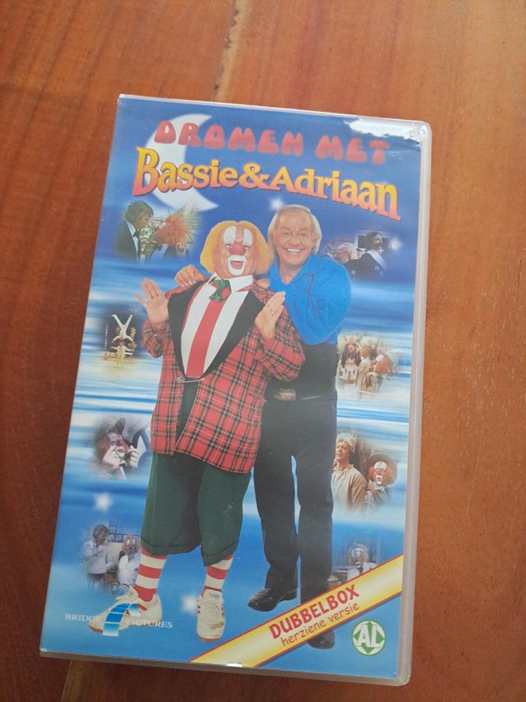 Dromen met Bassie & Adriaan - Dubbelbox VHS, Alle leeftijden, Ophalen of Verzenden, Gebruikt, Nederlandstalig