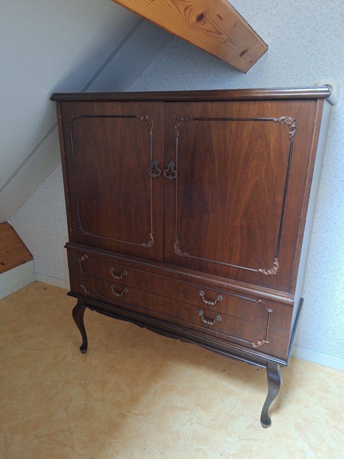 Antieke houten kast met sierlijke details, Ophalen of Verzenden