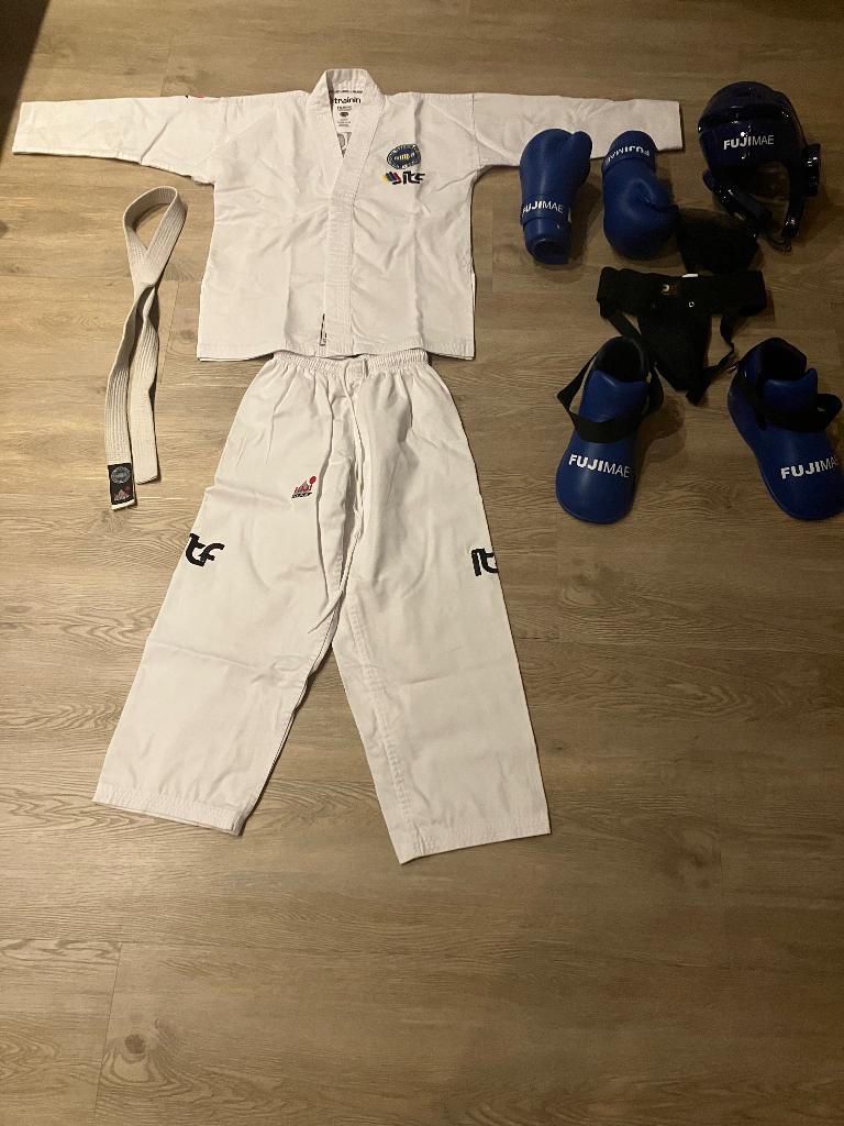 Taekwondo pak 150 cm en beschermers zie beschrijving, Gebruikt, Taekwondo, Vechtsportmateriaal, Maat M