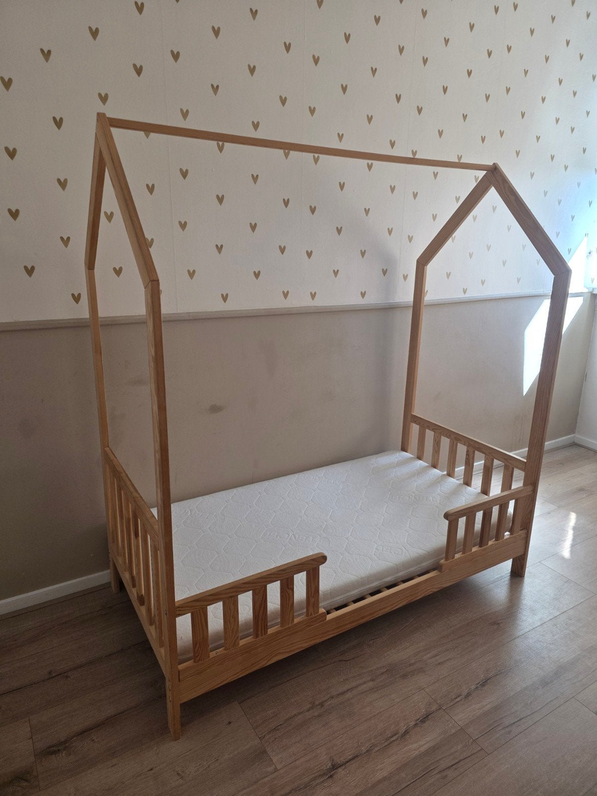 Houten peuterbed huisbed met matras, Lattenbodem, Gebruikt, 70 tot 85 cm, 140 tot 160 cm