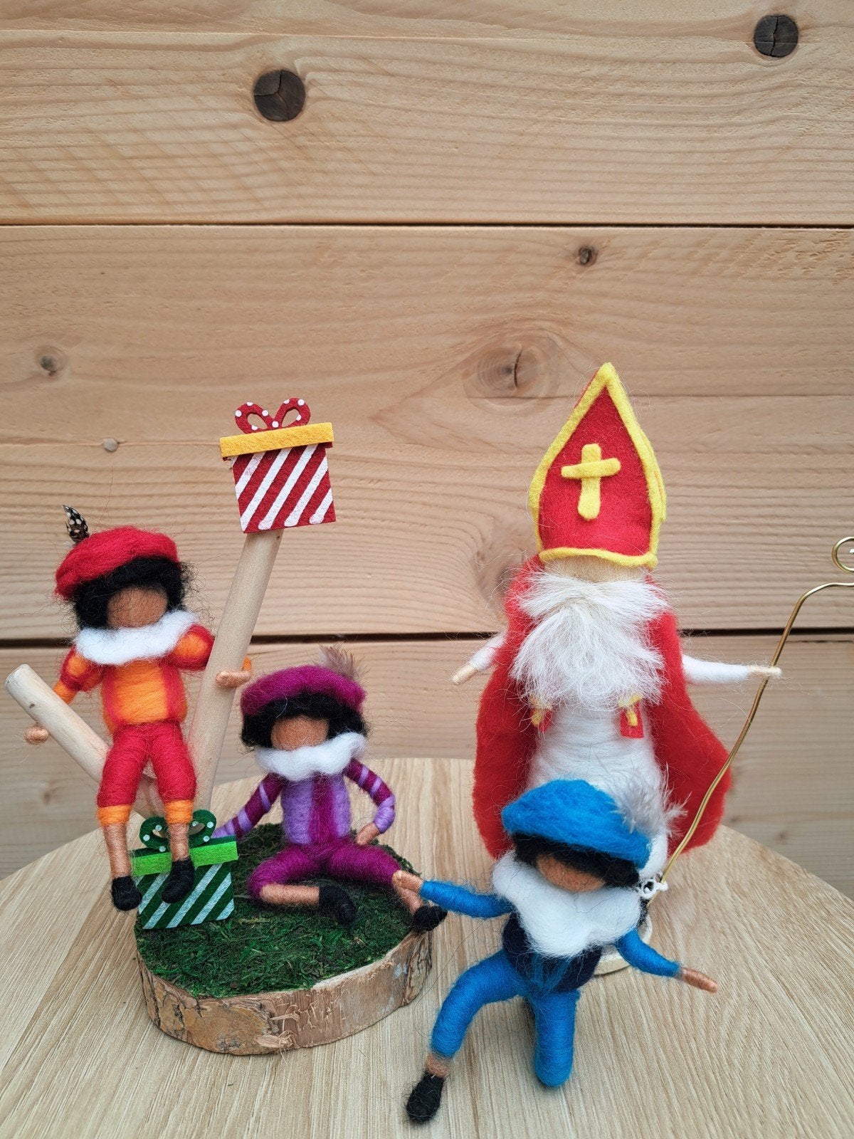 Seizoenstafel jaartafel sinterklaas met pieten.wol naaldvilt, Ophalen of Verzenden, Nieuw, Figuurtje(s)