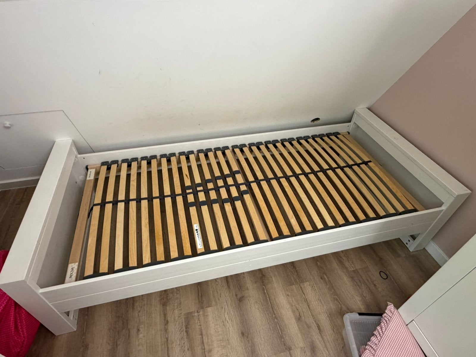 Wit eenpersoonsbed met lattenbodem (woood dennis), Ophalen, Gebruikt, 90 cm, Eenpersoons