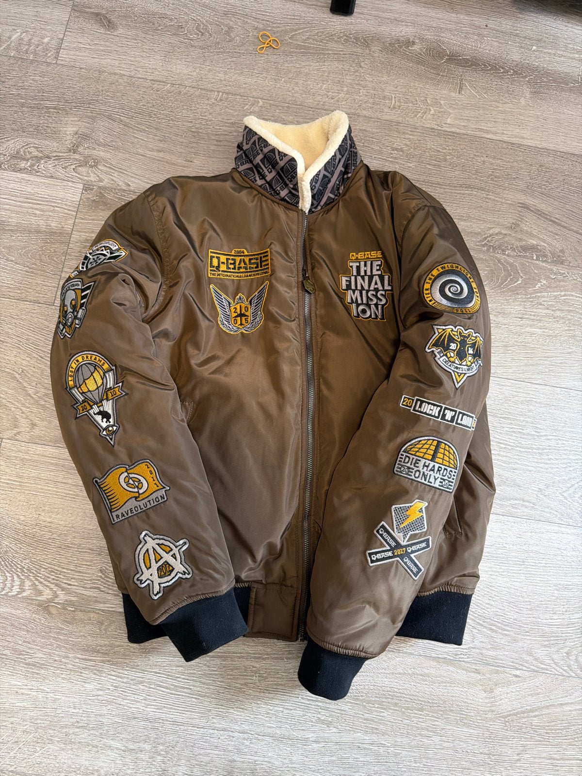 Q-BASE Legacy Jacket - Bomberjack met patches, Ophalen of Verzenden, Zo goed als nieuw, Maat 48/50 (M), Bruin