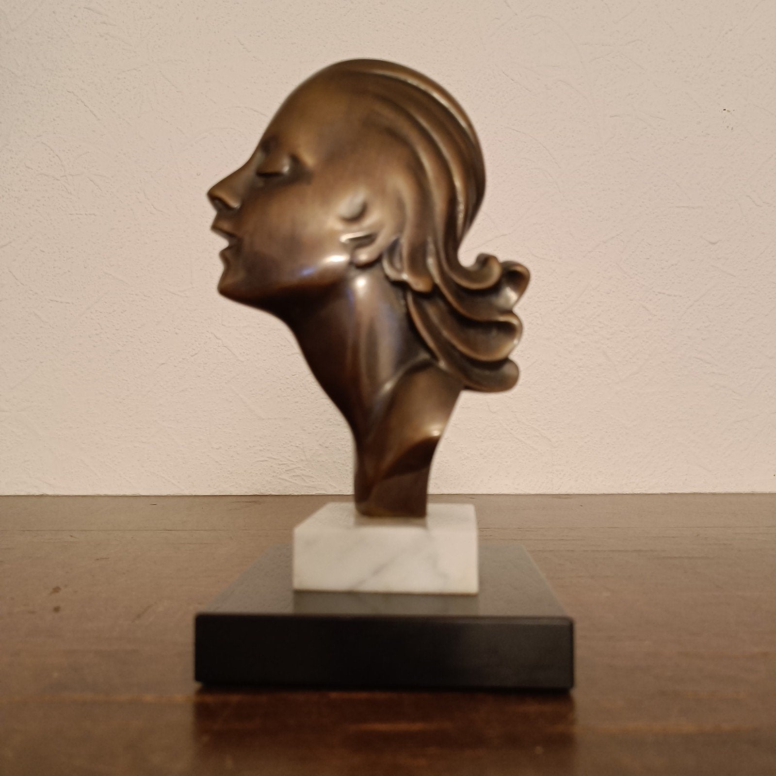 Bronzen Art Deco vrouwen hoofd op marmer., Antiek en Kunst, Kunst | Beelden en Houtsnijwerken, Buste, Gepatineerd, Ophalen of Verzenden