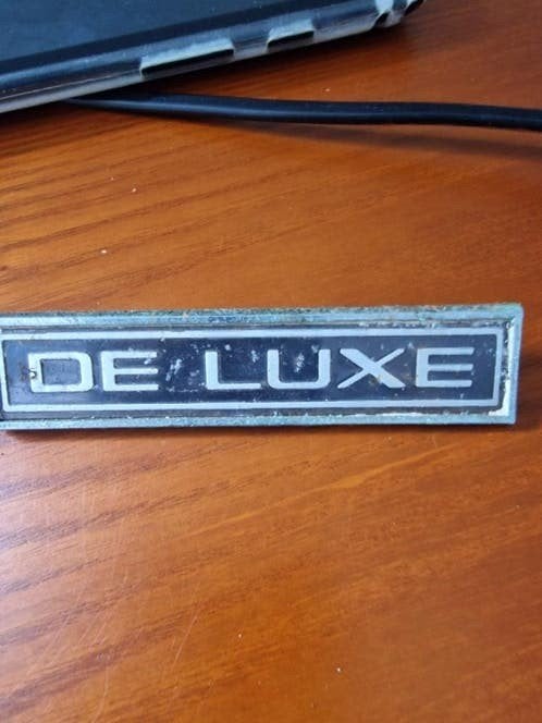 Vintage 'DE LUXE' Embleem - Auto Onderdeel, Verzamelen, Ophalen of Verzenden, Gebruikt