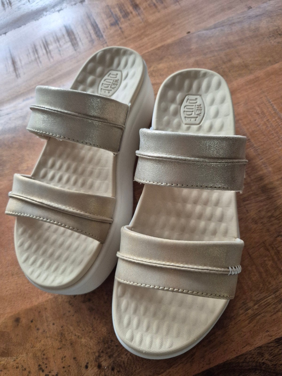 Hey Dude Austin Slide Classic Champagne Metallic Sandalen, Kleding | Dames, Ophalen of Verzenden, Zo goed als nieuw
