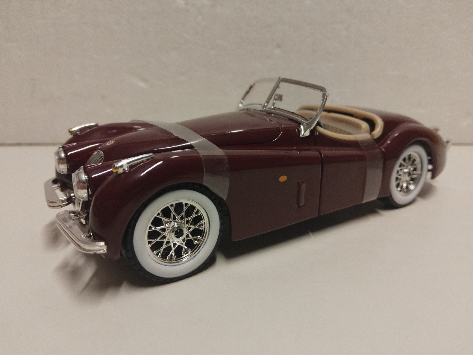 Bburago 1:24 Jaguar XK 140 bordeaux new, Ophalen of Verzenden, Zo goed als nieuw, Auto, Bburago