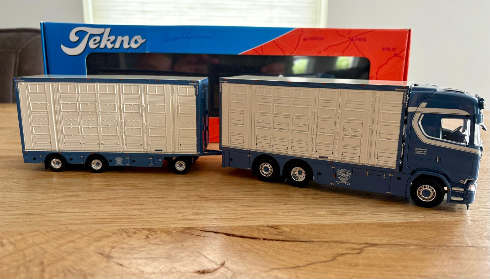 Tekno 1:50 Brühlmann Scania Next Gen S-serie veecombi, Ophalen of Verzenden, Zo goed als nieuw, Bus of Vrachtwagen