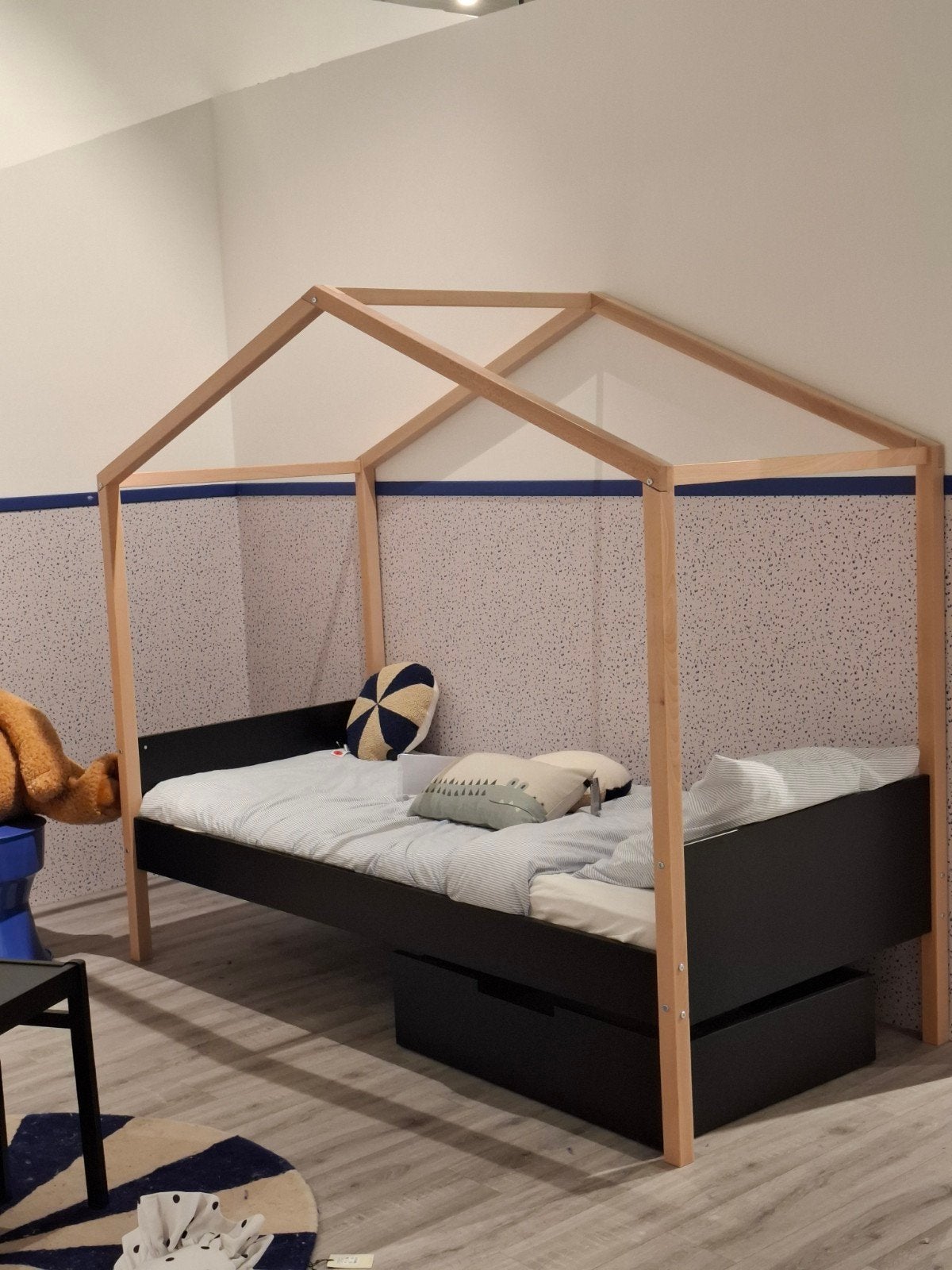 Bopita Liam Huisbed Zwart/Naturel 90x200 cm incl. matras, Ophalen, 85 tot 100 cm, Zo goed als nieuw, Lattenbodem