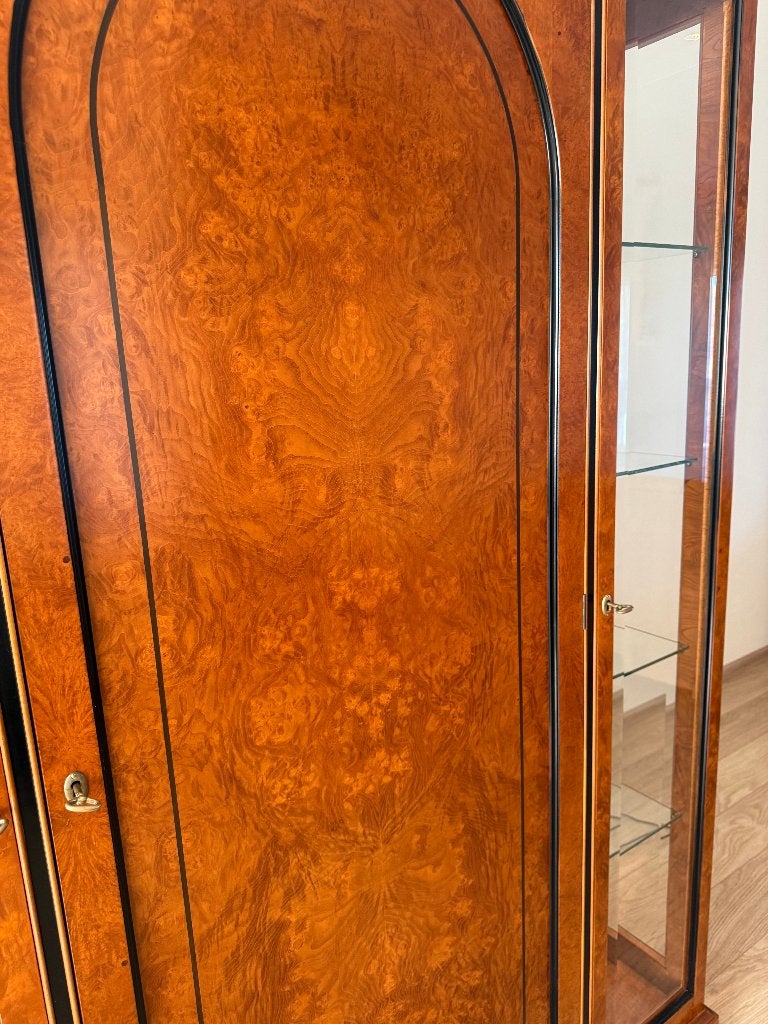 Foto 3 van Mooie wortelnoten vitrinekast