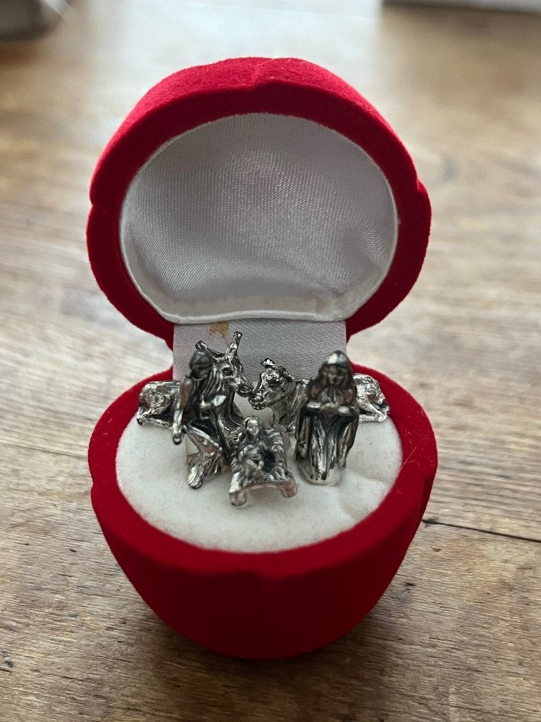 Mini kerststalletje in een sierradendoosje, Ophalen of Verzenden, Zo goed als nieuw