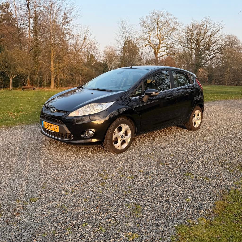 Ford Fiësta 1.4 71KW 5DR 2010 Zwart, Auto's, Voorwielaandrijving, Stof, 40 €/maand, Zwart