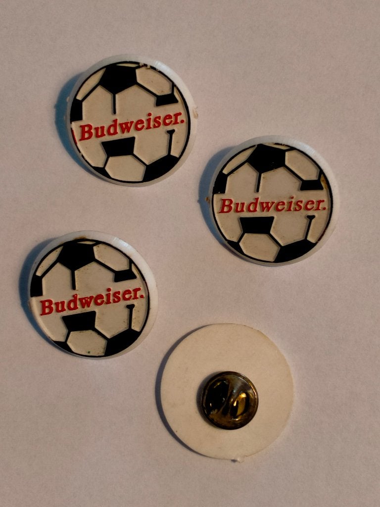 Budweiser bier drank vintage logo merk pin pins voetbal, Verzamelen, Ophalen of Verzenden, Gebruikt, Sport