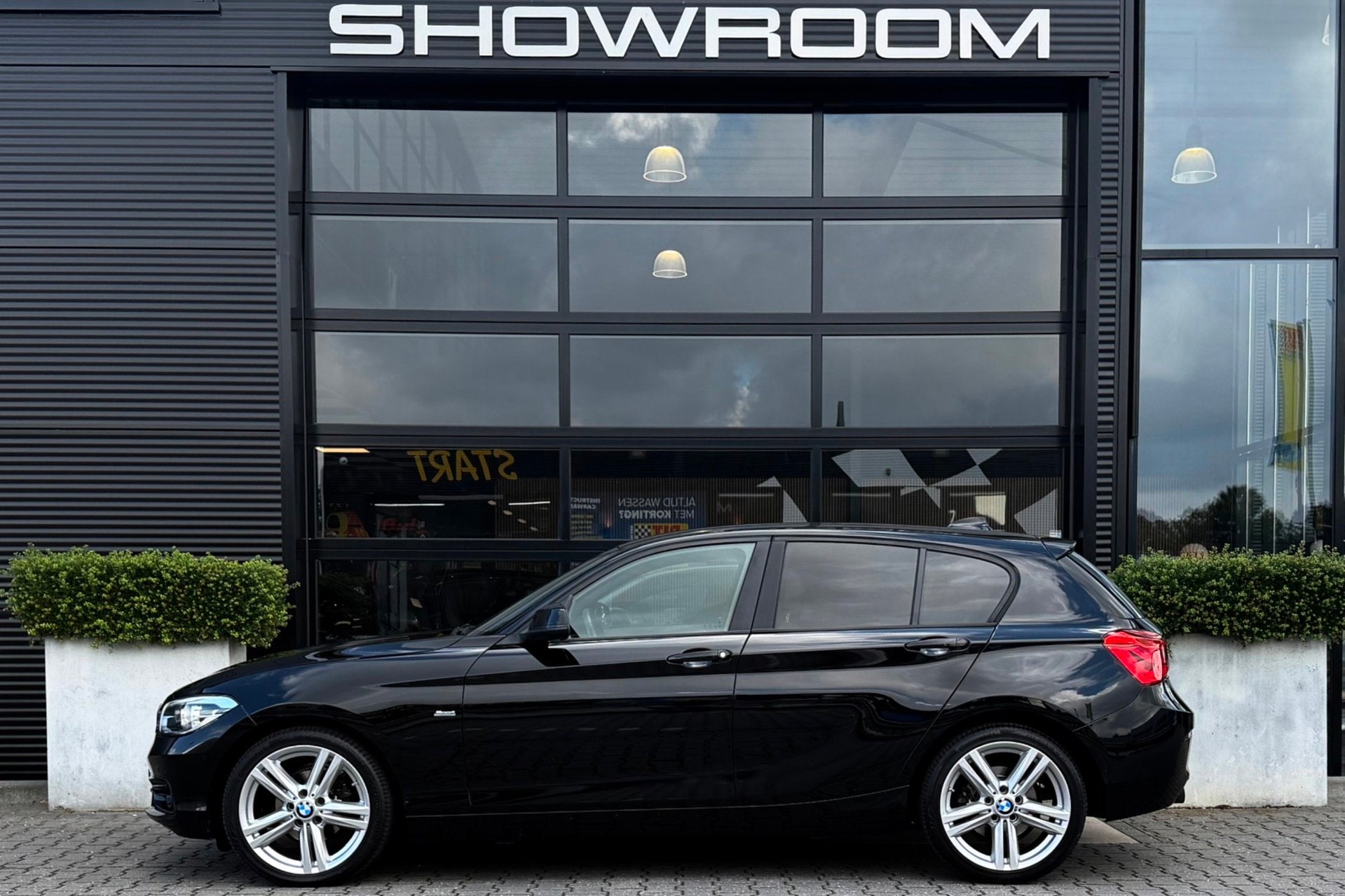 BMW 1-serie 118i Sport NL AUTO! Sportstoelen, Navi, Leder, G, Gebruikt, Zwart, Bedrijf, 650 kg