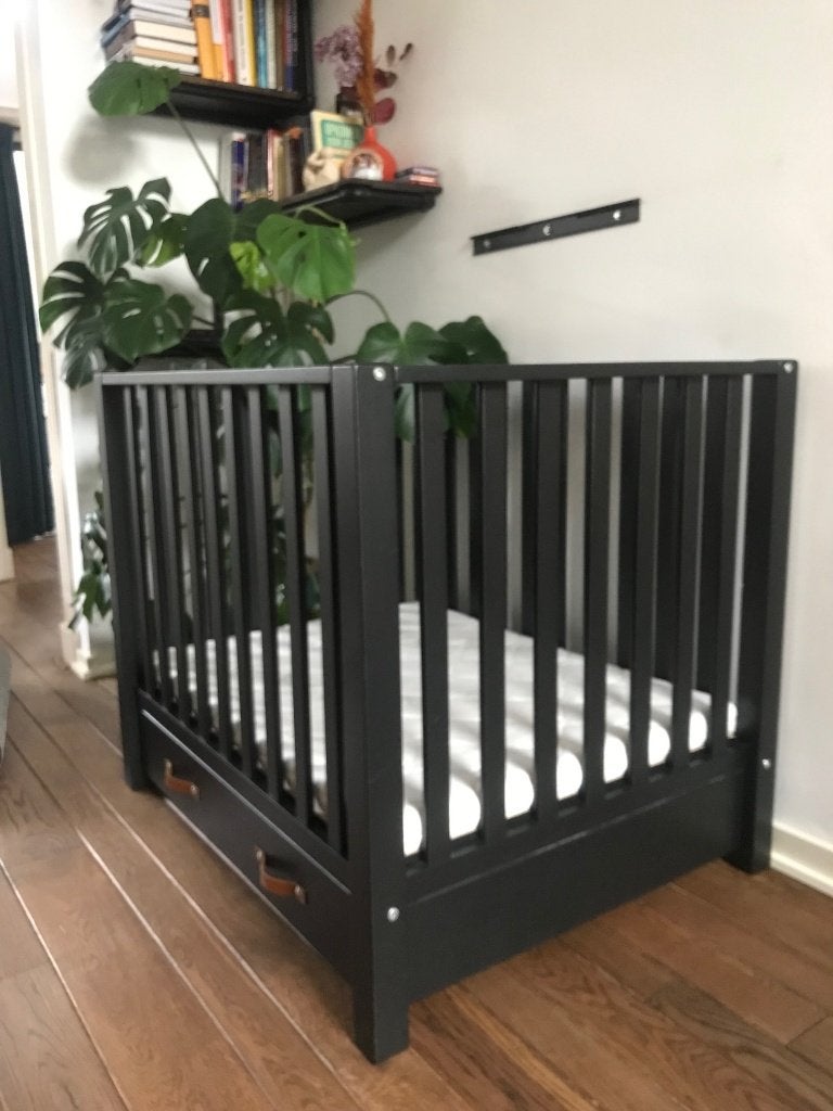 Zwarte babybox met matras, Ophalen, Zo goed als nieuw, Rechthoekig, In hoogte verstelbaar