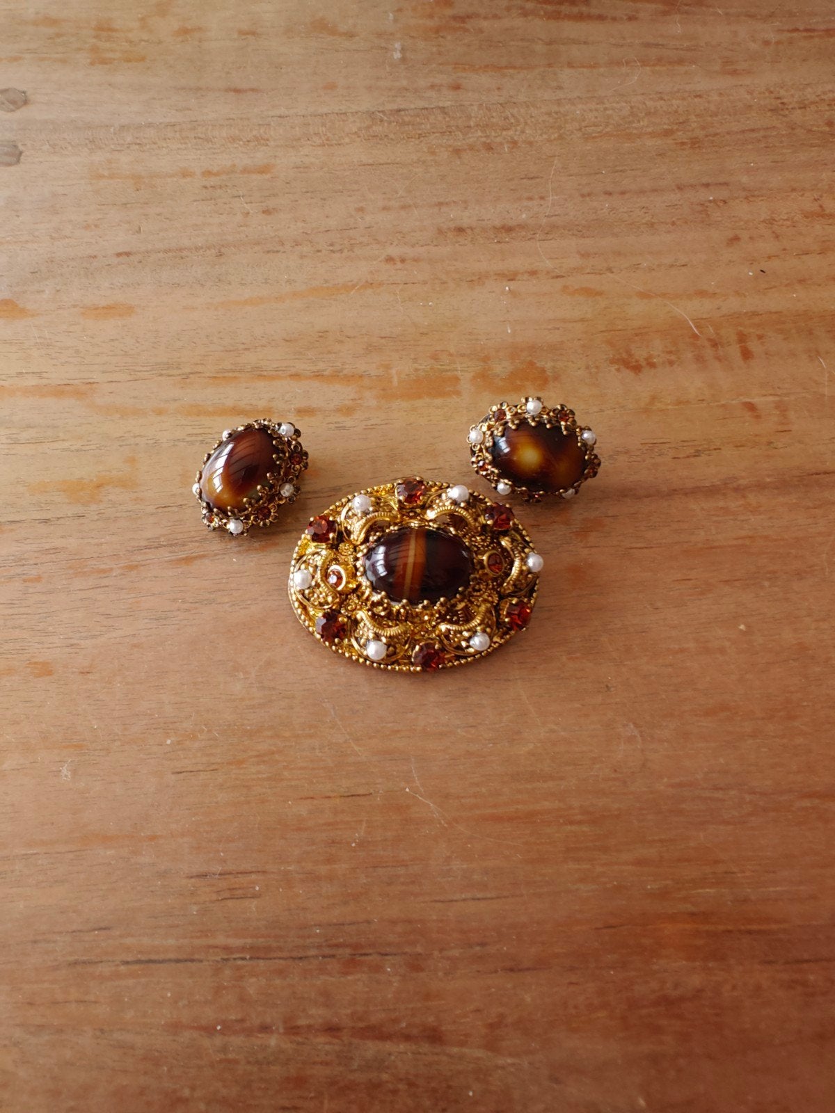 Vintage Broche en Oorbellen Set met Tijgeroog en Parels, Ophalen, Overige materialen, Broche, Verguld