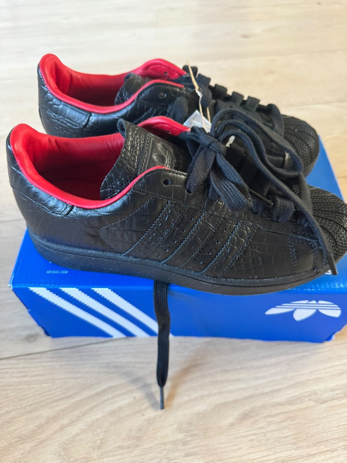 Adidas Superstar II sneakers - Zwart met rode accenten, Zwart, Nieuw, Ophalen of Verzenden, Sneakers of Gympen