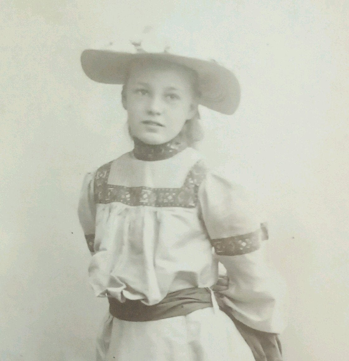 Antieke Foto: Meisje in Klederdracht, Duisburg rond 1900, Ophalen of Verzenden, Voor 1940, Gebruikt, Klederdracht