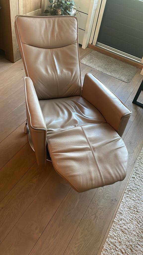 Draaibare relaxfauteuil met kantelbare leuning en voetsteun, Ophalen, Gebruikt, Bruin, Leer