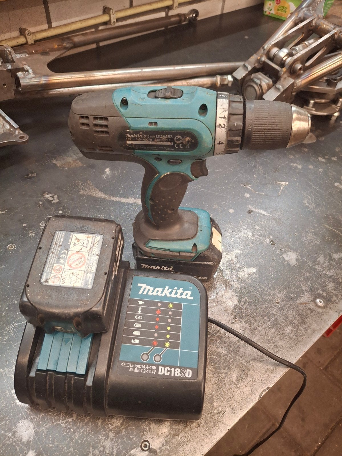 Makita boormachine DDF453 met 2 accu's, Ophalen of Verzenden, Gebruikt, Boormachine, Variabele snelheid