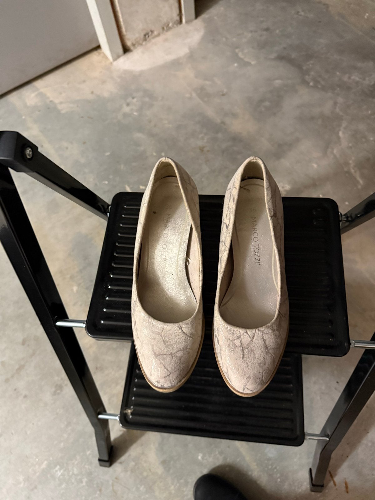 Marco Tozzi pumps met blokhak - Beige/Crème, Kleding | Dames, Ophalen of Verzenden, Zo goed als nieuw, Beige, Pumps