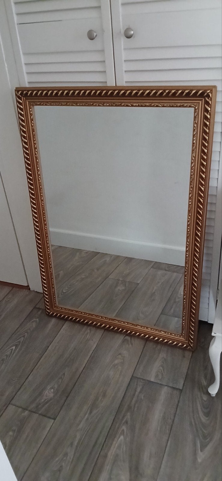 Gouden spiegel met sierlijke lijst, Huis en Inrichting, Woonaccessoires | Spiegels, Ophalen of Verzenden