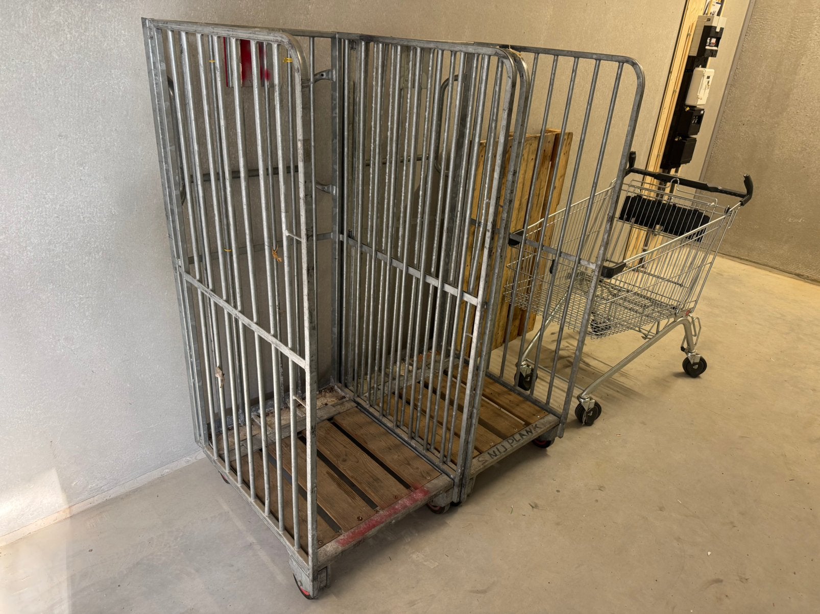 MOET SNEL WEG: 2x rolcontainer+winkelkar+pallet 100E samen, Ophalen, Rolcontainer, Gebruikt, Transportkar