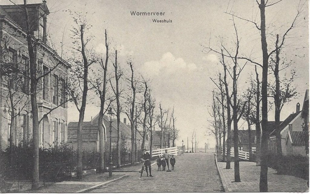 Wormerveer (N.H) Straatgezicht, Weeshuis, Volk, gelopen 1924, Ophalen of Verzenden, 1920 tot 1940, Gelopen, Noord-Holland