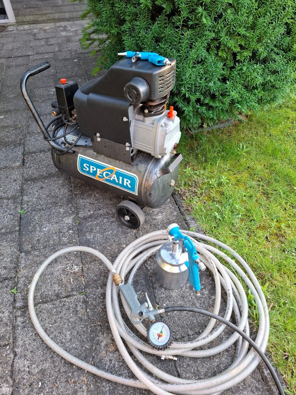 Specair Compressor met slang, spuitpistool en spuitbeker., Doe-het-zelf en Verbouw, Compressors, Ophalen, Gebruikt, 6 tot 10 bar