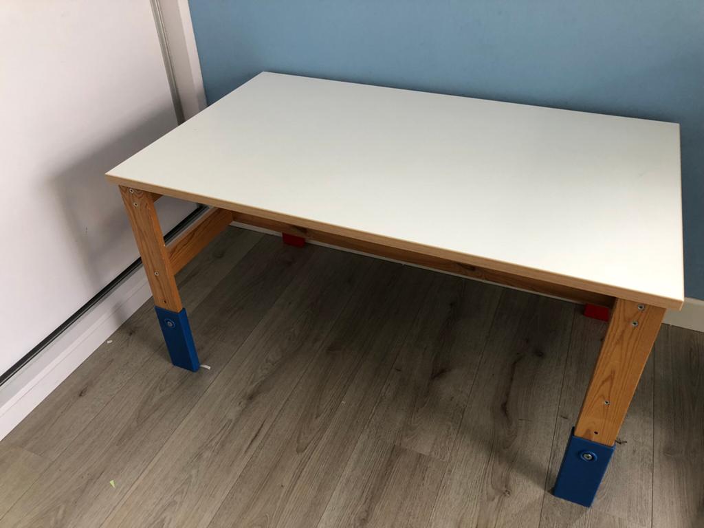 Peuter- kleuter tafeltje/ bureau, Ophalen, Zo goed als nieuw, Tafel(s)