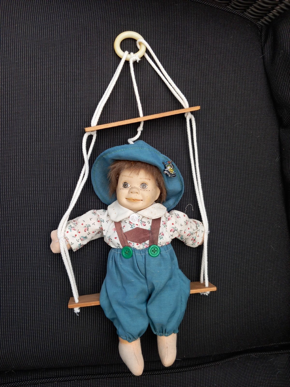 Vintage Stoffen Pop op Schommel - Unieke Decoratie, Ophalen of Verzenden, Pop