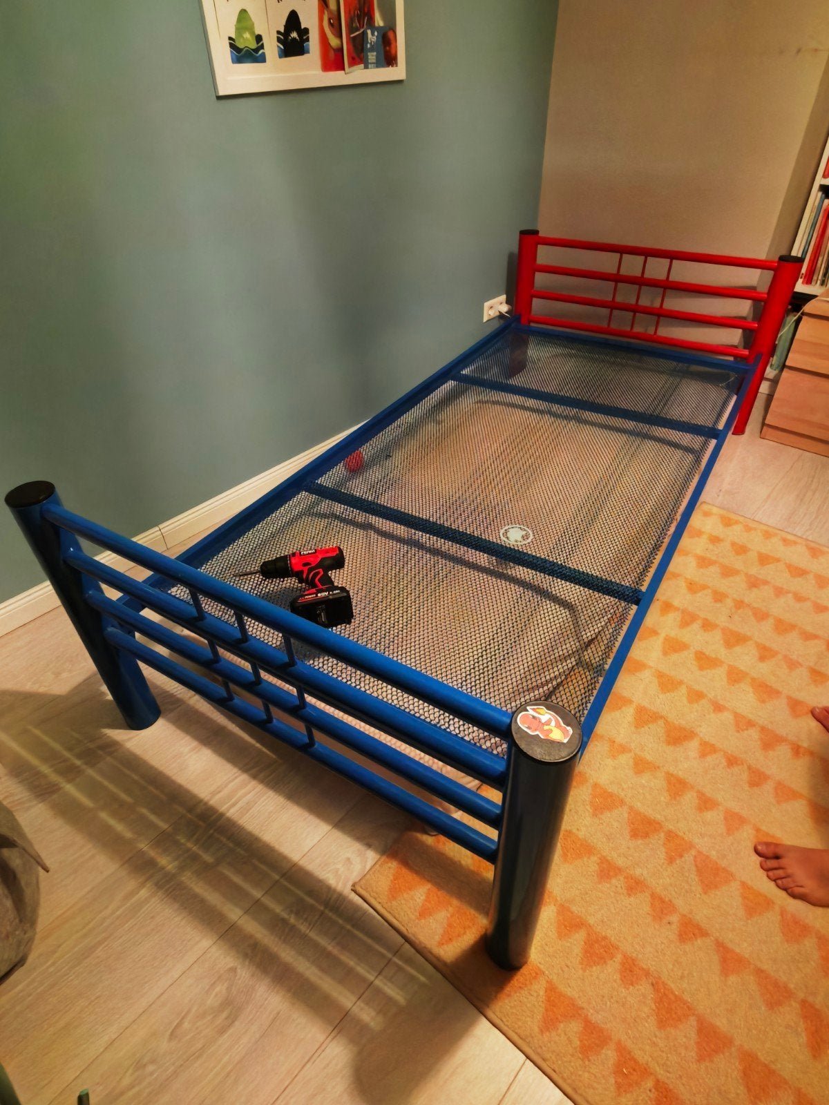 Eenpersoonsbed met metalen frame - Blauw/Rood, Huis en Inrichting, Slaapkamer | Bedden, Ophalen, Gebruikt, 90 cm, Eenpersoons