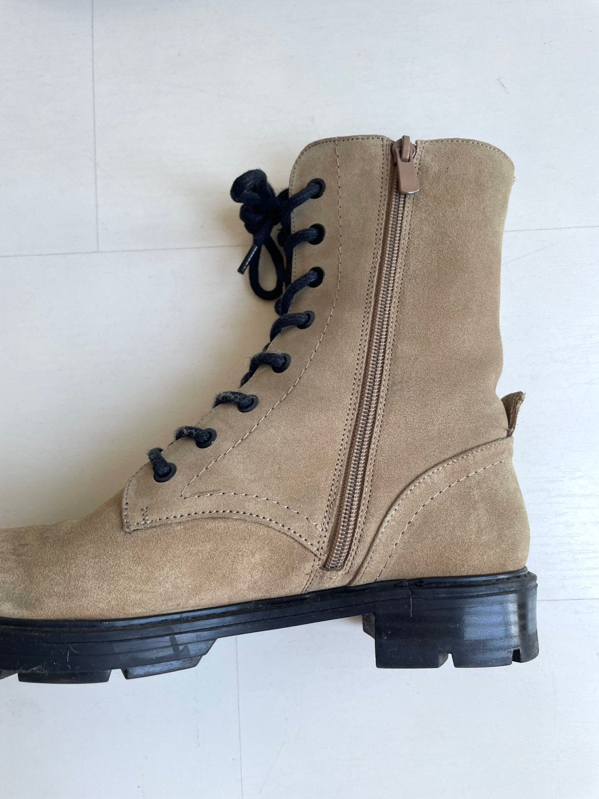 Beige suede laarzen (mt 40) zgan, Beige, Lage of Enkellaarzen, Ophalen of Verzenden, Zo goed als nieuw