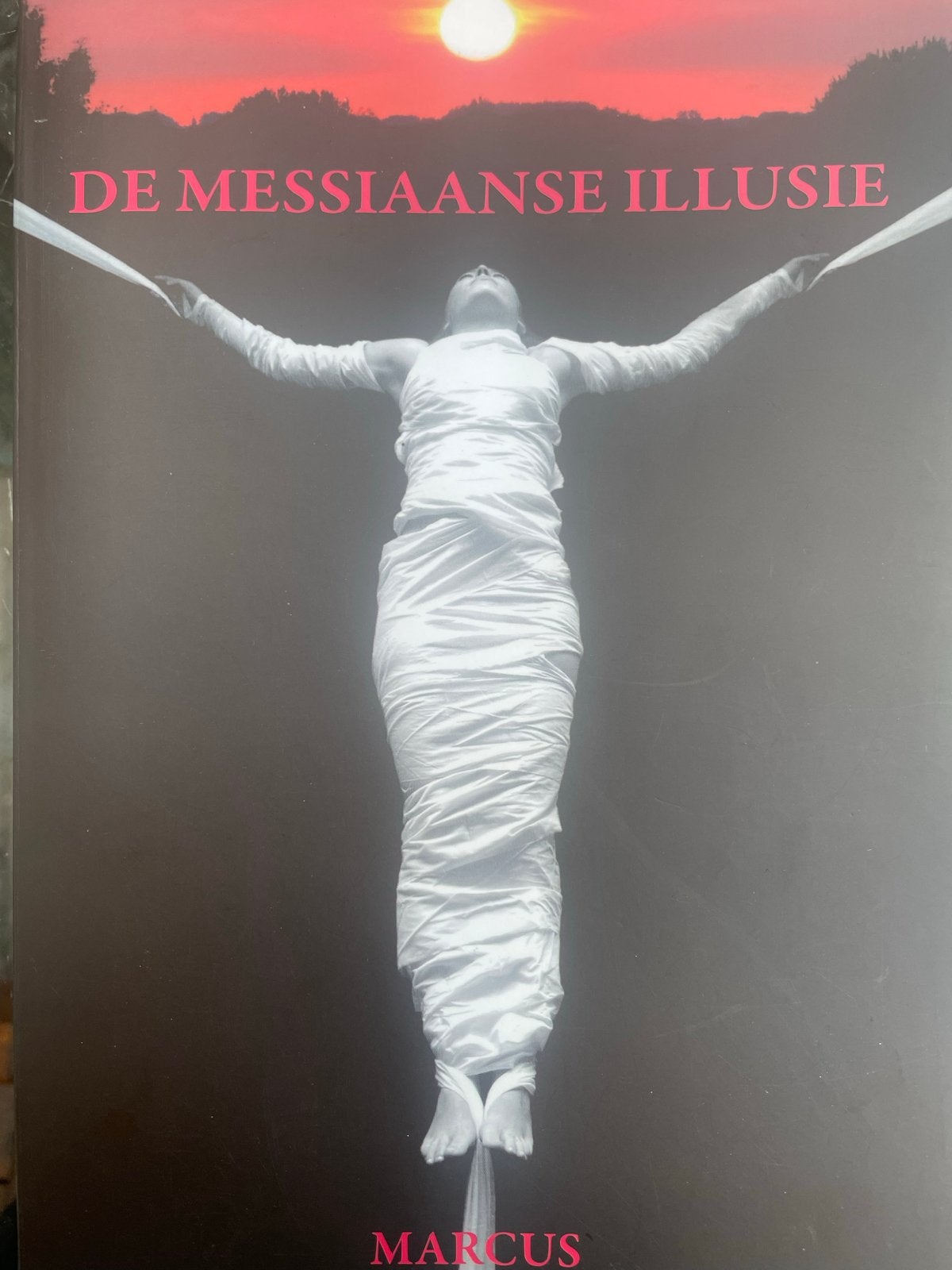 De Messiaanse Illusie - Roman van Sandra Marcus, Ophalen of Verzenden, Zo goed als nieuw, Nederland