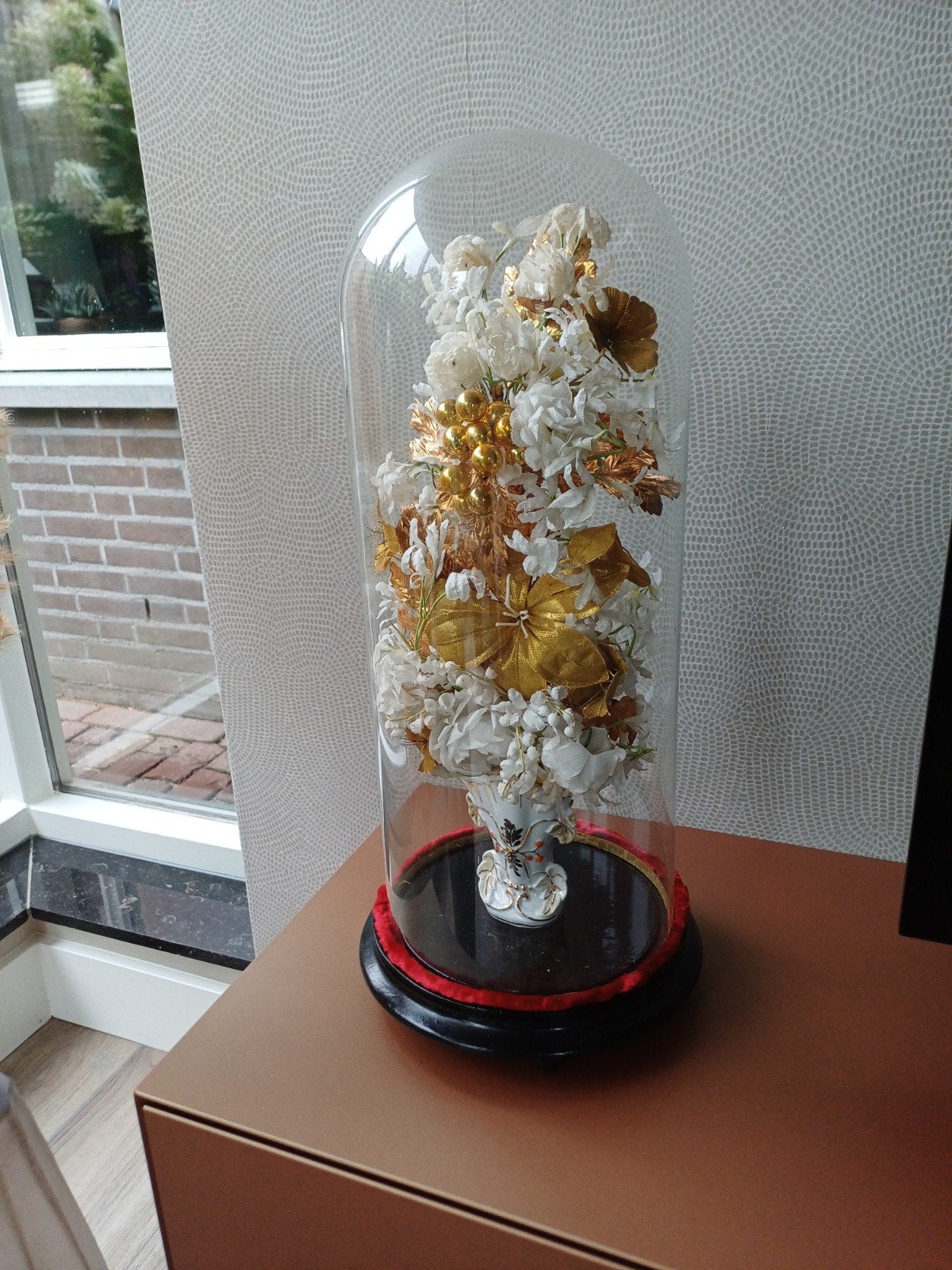 Decoratieve bloemen onder glazen stolp, Antiek en Kunst, Ophalen