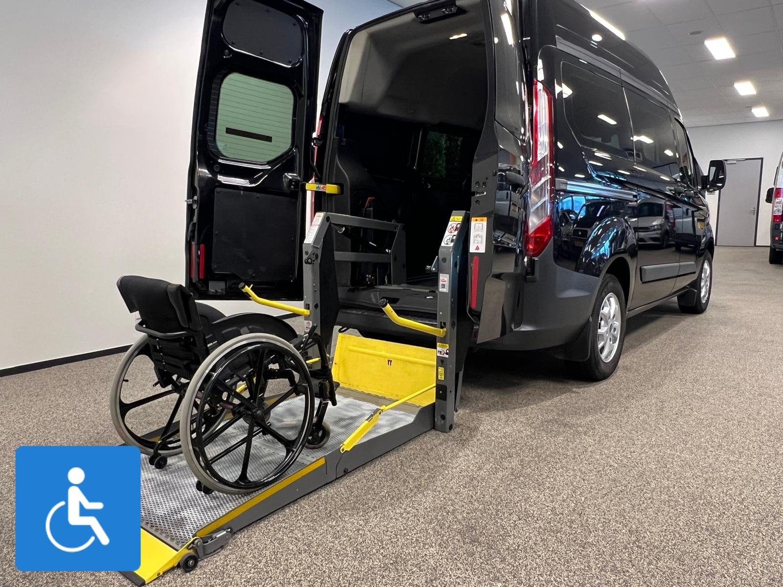 Ford Transit Custom L1H2 Rolstoelbus, Auto's, Metallic lak, Gebruikt, Zwart, Grijs