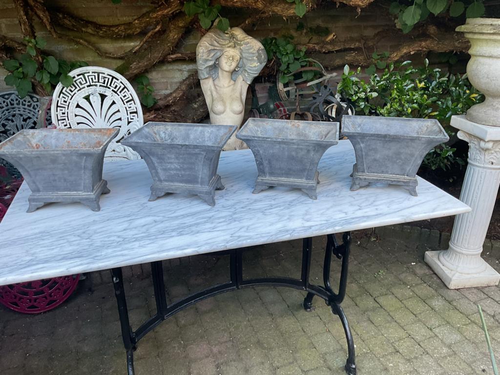 Set van 4 vintage  gietijzeren bloembakken, Tuin en Terras, Bloembakken en Plantenbakken, Zo goed als nieuw, Overige materialen